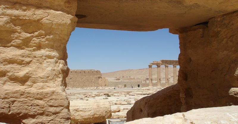 Archäologische Ausgrabungsstätte Palmyra in Syrien, Blick durch ein Steinfenster